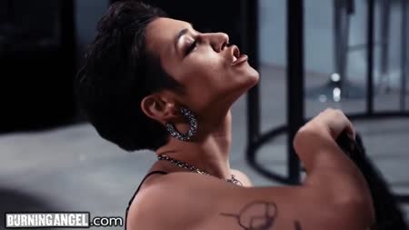 Похотливые девочки устроили оргию с доминированием