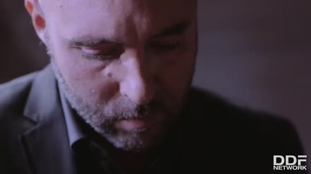 Мастер смачно трахает горячую бабенку в секс наряде