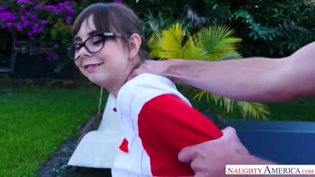 Молодая соседка раскрутила мужика на секс во дворе