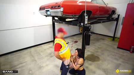 Пошлую брюнетку от души натягивают в автосервисе