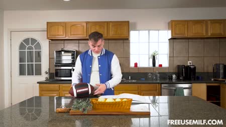 Беловолосая милфа отдалась молодому пацанчику