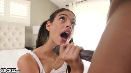 Молодая студенточка решила отдаться черному