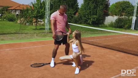 Худенькая теннисистка чпокнулась с мускулистым тренером