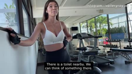 Спортивная брюнетка познакомилась с парнем в зале