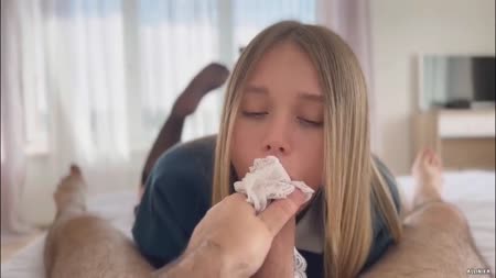 Молодая русская студентка снимает порнуху на телефон