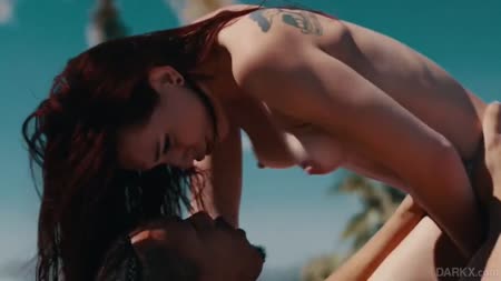 Девушка не стесняется сосать и трахаться в бассейне